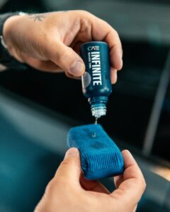 Nakładanie preparatu na gąbkę