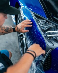 Własciciel firmy SCS okleja samochod folia ppf