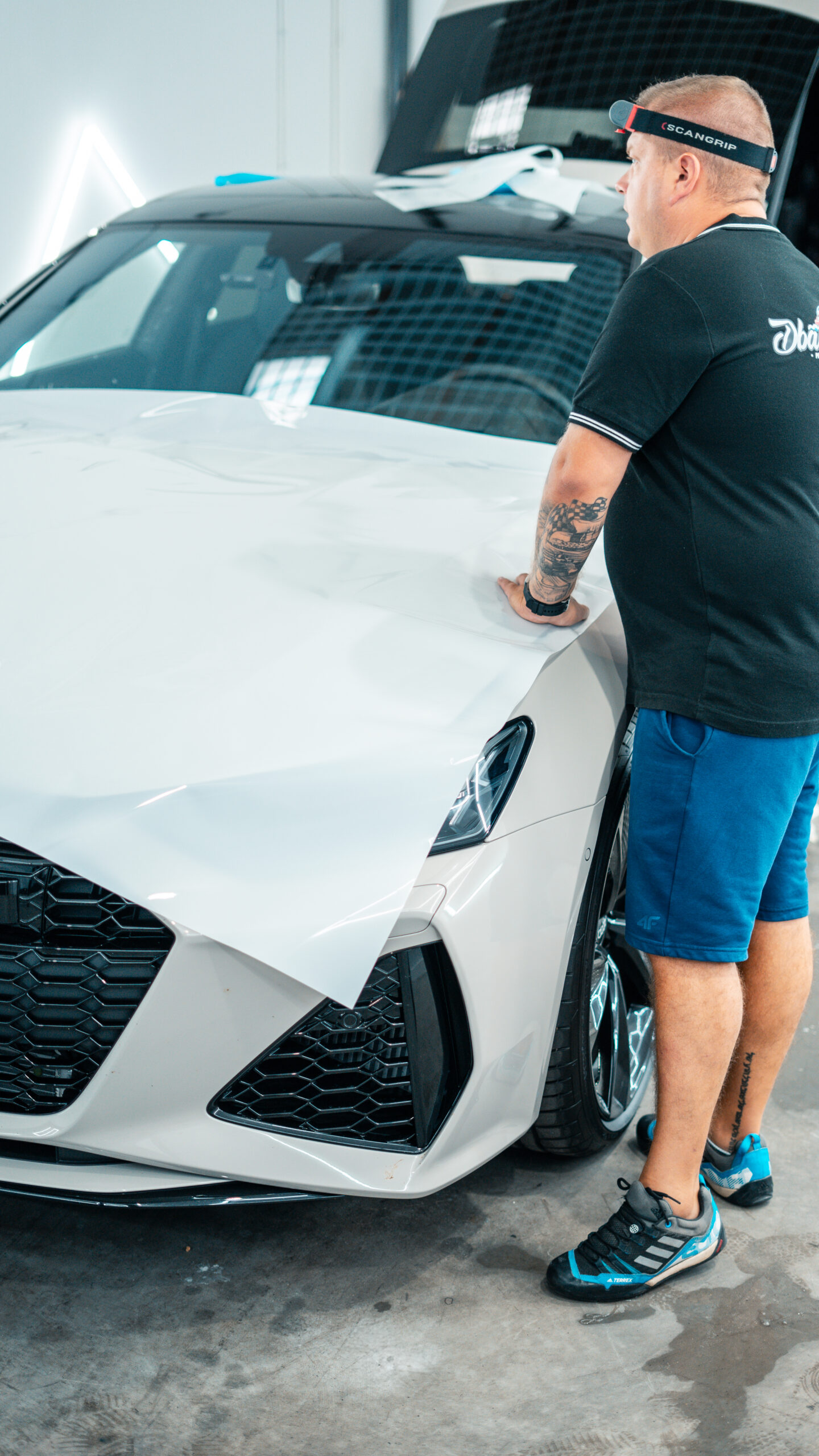 Nakładanie folii ppf na maskę auta audi