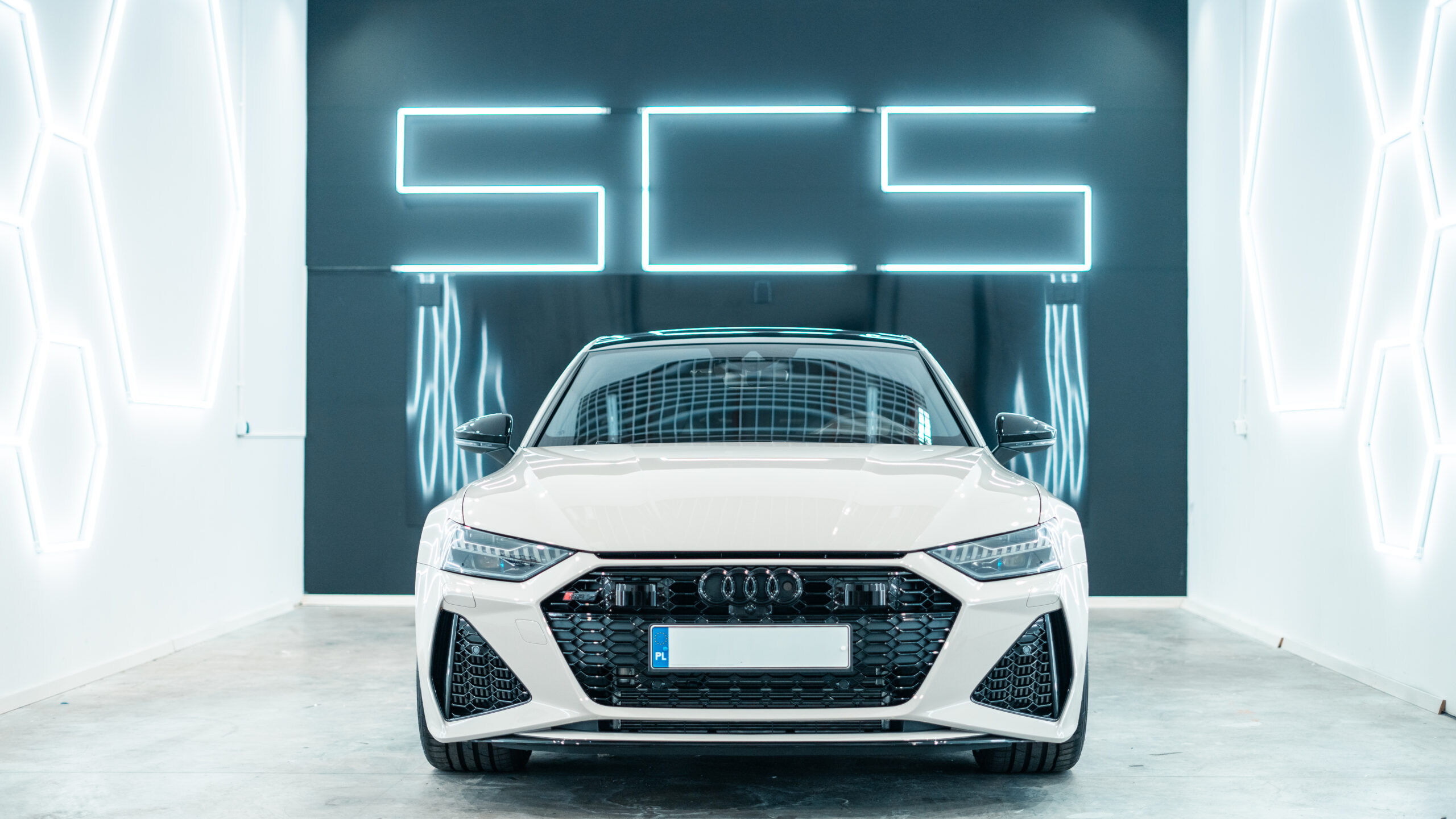 You are currently viewing „Folia PPF – 4 największe zalety ochrony lakieru Twojego auta”